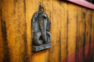 uma pequena estátua da cobra, o templo da serpente na índia gokarna foto