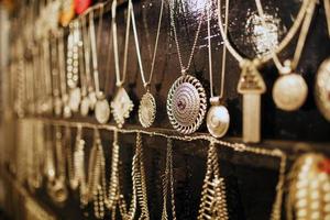 contas de joias coloridas do mercado noturno da ásia, penduradas no balcão goa, índia foto