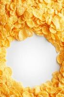 flocos de milho dourados em quadro completo com espaço em branco vazio. café da manhã saudável foto