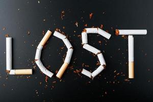 a inscrição perdida de cigarros em um fundo preto. Pare de fumar. o conceito de fumar mata. inscrição de motivação para parar de fumar, hábito pouco saudável. foto