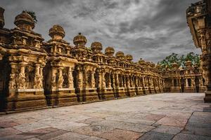 bela arquitetura pallava e esculturas exclusivas no templo kanchipuram kailasanathar, o mais antigo templo hindu em kanchipuram, tamil nadu - os melhores sítios arqueológicos do sul da índia foto