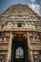 thirukalukundram é conhecido pelo complexo do templo vedagiriswarar, popularmente conhecido como kazhugu koil - templo da águia. este templo consiste em duas estruturas, uma no sopé e outra no topo da colina foto