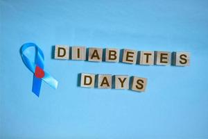 blocos de palavras com as palavras dia do diabetes em fundo azul, conscientização sobre a saúde, dias mundiais do diabetes, 14 de novembro foto