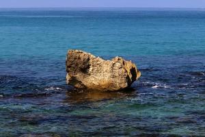 as pedras estão nas margens do mar mediterrâneo. foto