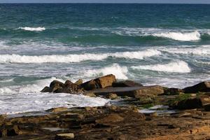 as pedras estão nas margens do mar mediterrâneo. foto