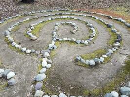 labirinto ou espiral de rochas ou pedras no chão foto