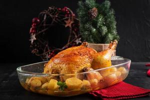 peru ou frango assado. a mesa de natal é servida com um peru decorado com enfeites brilhantes. frango frito, mesa. ceia de Natal. foto