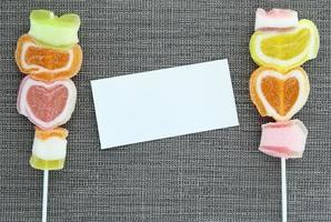 bastão de doce de geléia colorida e etiqueta de papel branco foto