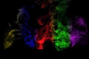 fumaça abstrata isolada em fundo preto, pó de arco-íris foto