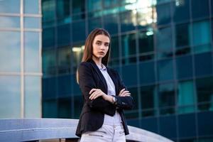 retrato de uma mulher de negócios bem sucedido. bela jovem executiva em um ambiente urbano foto