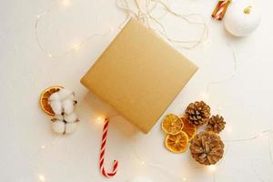 caixa de presente de natal e decorações na mesa branca. foto