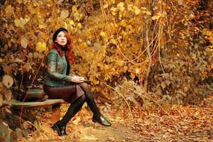 retrato de outono de uma mulher ruiva. foto