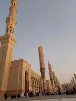 medina, arábia saudita, 2022 - construção de guarda-chuva na praça de al-masjid an-nabawi ou mesquita do profeta muhammed protege as pessoas do sol durante o dia e funciona como luzes à noite foto