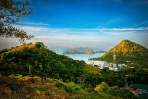 paisagem com montanhas e lago. belas paisagens em labuan bajo, ilhas como pedaços do céu espalhados pela terra foto