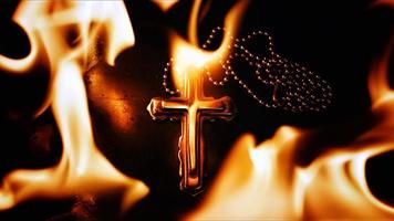símbolo cristão cruz em chamas foto
