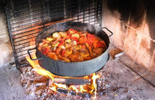 cozinhando nos discos de arar a terra cozinha típica do pampa argentina foto