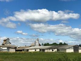 grande edifício agrícola agrícola com equipamentos, casas, celeiros, celeiro foto