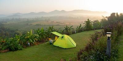 um acampamento no distrito de dan chang, província de suphan buri, tailândia. foto