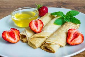 crepes com morangos com mel foto