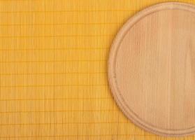 placa de madeira redonda vazia com toalha de mesa. foto