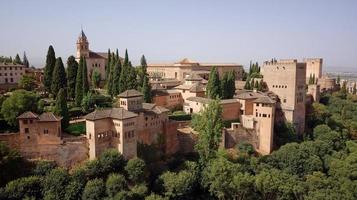 vista aérea do drone do palácio de alhambra, granada durante o dia ensolarado. arquitetura mourisca. patrimônio mundial da unesco espanha. viajar no tempo e descobrir a história. destinos incríveis para férias. foto