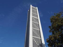 campanário da igreja paroquial de pfarre unterheiligenstadt em viena foto