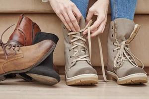 mulher escolhe sapatos confortáveis entre um monte de pares diferentes foto