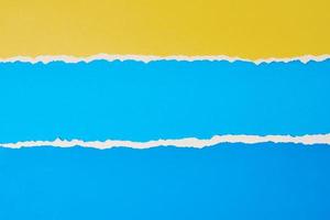 borda de papel rasgado rasgado com um espaço de cópia, cor de fundo azul e amarelo foto