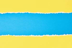 borda de papel rasgado rasgado com um espaço de cópia, cor de fundo azul e amarelo foto