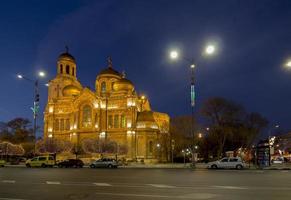 a catedral da assunção em varna. iluminado à noite. foto