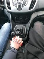 homem e mulher, menina, casal apaixonado de mãos dadas com as mãos entrelaçadas com bela manicure em um carro com caixa mecânica de seis marchas foto