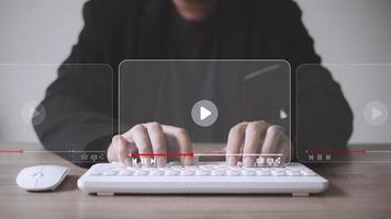 homem usando mouse e teclado para streaming online, assistindo vídeo na internet, concerto ao vivo, show ou tutorial foto