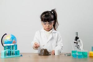 educação, ciência, química e conceito de crianças - crianças ou estudantes com tubo de ensaio fazendo experimento no laboratório da escola foto