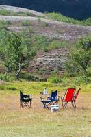 parque de campismo com espreguiçadeiras e mesa foto