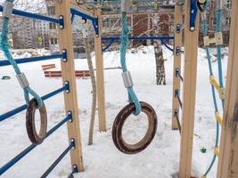 grandes montes de neve. inverno. barras horizontais esportivas na rua na neve foto