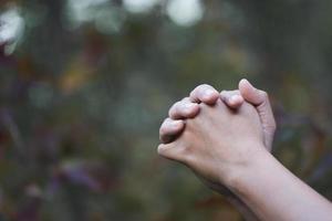 oração de crise da vida cristã a deus. a mulher reza pela bênção de Deus para desejar ter uma vida melhor. mãos de mulher orando a Deus com a Bíblia. implorando por perdão e acreditando na bondade. foto