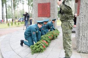 homens militares e velho avô veterano da segunda guerra mundial em medalhas e condecorações colocam coroas de flores, saudação no dia da vitória moscou, rússia, 05.09.2018 foto