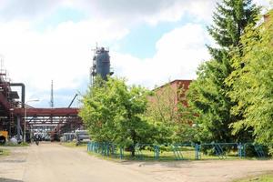 plantas e árvores verdes para ecologia e purificação do ar na refinaria química petroquímica refinaria industrial foto