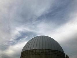 um grande eixo redondo de concreto e metal para lançar um foguete com uma cúpula de ferro contra um céu azul foto