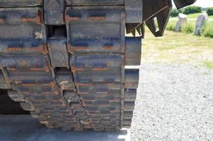 ferro enferrujado metal sujo pista pesada lagarta de um grande tanque verde militar off-road blindado mortalmente perigoso russo sírio e fundo foto