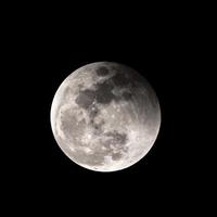 lua no fundo escuro da noite escura foto