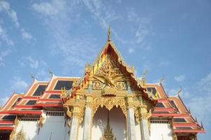 igreja de vista frontal no templo chulamanee. fundo do céu. província de Samut Songkhram. marcos tailândia foto