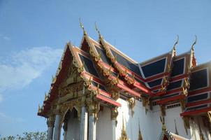 igreja no templo chulamanee. fundo do céu. província de Samut Songkhram. marcos tailândia foto