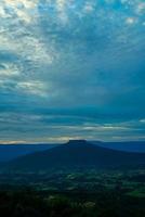 monte fuji ao pôr do sol, província de loei, tailândia phu pa po é um destino turístico popular porque é semelhante ao monte fuji no japão. foto