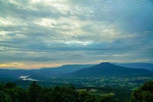 monte fuji ao pôr do sol, província de loei, tailândia phu pa po é um destino turístico popular porque é semelhante ao monte fuji no japão. foto