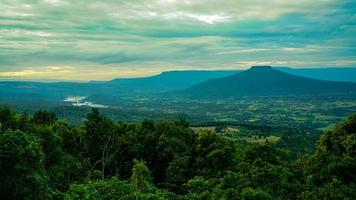 monte fuji ao pôr do sol, província de loei, tailândia phu pa po é um destino turístico popular porque é semelhante ao monte fuji no japão. foto