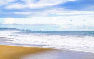 praia areia azul água enorme surfista ondas puerto escondido mexico. foto