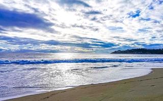 praia areia azul água enorme surfista ondas puerto escondido mexico. foto