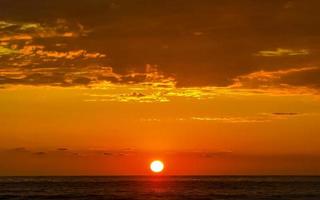 colorido pôr do sol dourado grande onda e praia puerto escondido méxico. foto