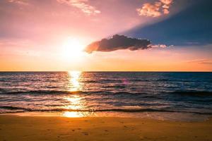 bela paisagem de nuvens sobre o mar, pôr do sol na praia tropical céu no crepúsculo e reflexão sobre o mar para viajar nas férias relaxe